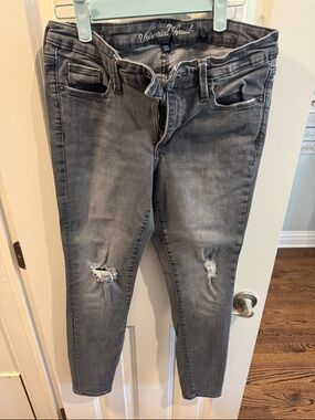 Universal Thread Gray Distressed Women's Skinny Jeans